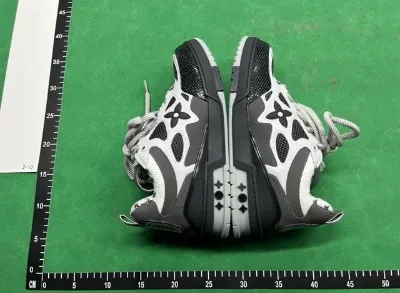 SU’s new Traine sneakers in the latest colorway, sporty style, ph1-cnf — Sneakers — photo 1